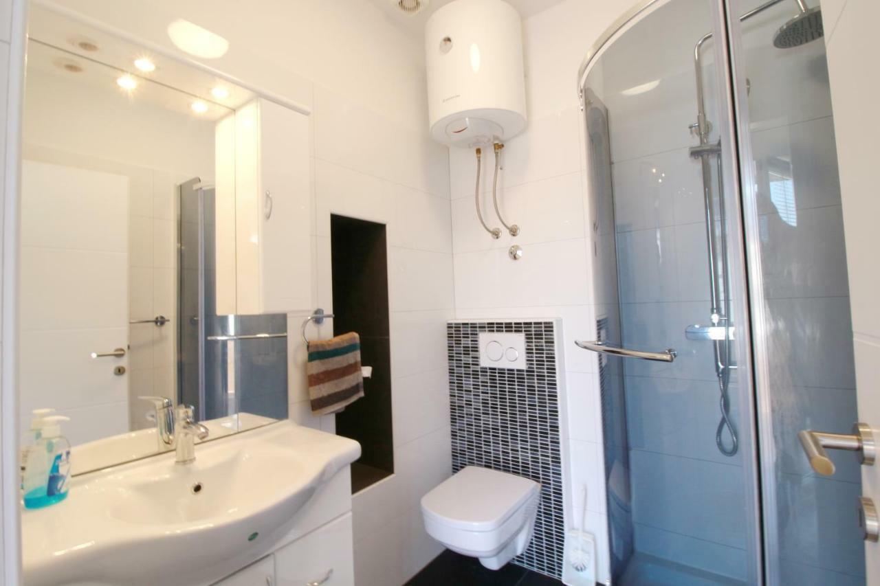 Apartment Sara With Seaview Петркане Екстериор снимка